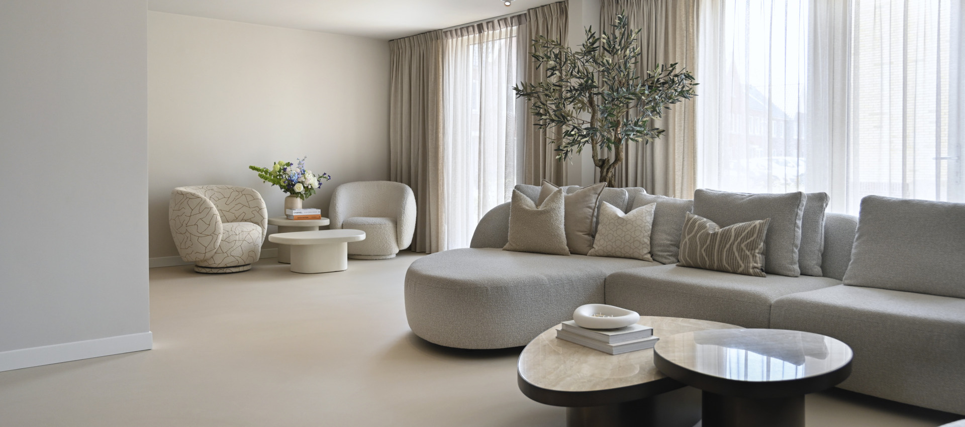 Gietvloer woonkamer - Interior by Nikka